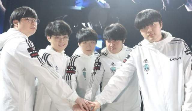 以其卓越的 以其卓越的